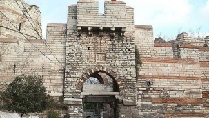 İBB, İstanbul'un kara surlarının 'yaraları'nı sarıyor