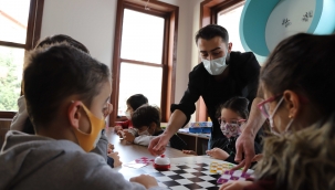 Öğrenciler yarıyıl yorgunluğunu Eğlenceli Çocuk Kütüphanesi'nde atıyor