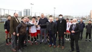 Genç Sporcular, Şampiyonluk Kupalarını Kartal Belediyesi Yöneticilerinden Aldı