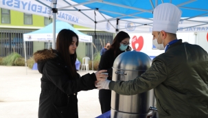 Kartal Belediyesi'nden üniversite öğrencilerine sıcak çorba ve çay ikramı