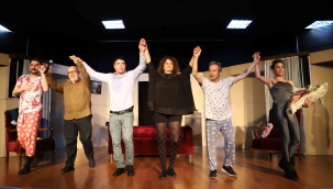 "Buyur Burdan Kaç" Adlı Tiyatro Oyunu ile Kartallılar Kahkahaya Doydu