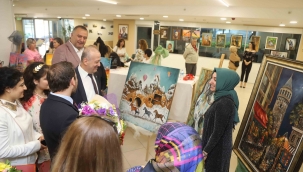 'Hayal Dünyamın Renkleri' sergisi Kartal Belediyesi'nde açıldı