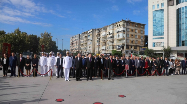 Gaziler Günü Dolayısı ile Kartal'da Atatürk Anıtı'na Çelenk Sunuldu