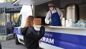 Üniversite Öğrencileri, Kartal Belediyesi'nin İkramları ile Güne Sıcak Başlıyor