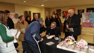 Gurbetçi Yazar Kenan Taşkesen, "Aşil Topuğu" Adlı Kitabını Okurları İçin İmzaladı