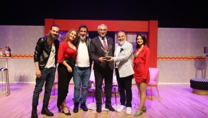 Oyuncu Cem Özer, 'Çılgın Zamanlar' Tiyatro Oyunuyla Kartallı İzleyiciler İle Buluştu