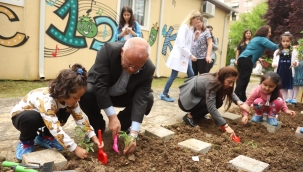 Minik Eller Toprakla Buluştu