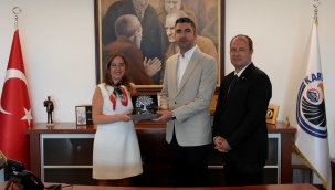 Türk Eğitim Vakfı'ndan Başkan Yüksel'e Plaket