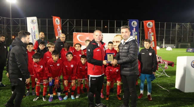 Kartal Belediyesi Cumhuriyet'in 100. Yılı Özel Futbol Turnuvası'nın Şampiyonu Kara Kartallar 