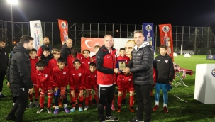 Kartal Belediyesi Cumhuriyet'in 100. Yılı Özel Futbol Turnuvası'nın Şampiyonu Kara Kartallar 