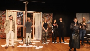 "Başka Sen Yok Ki " Adlı Tiyatro Oyunu Kartal'da Sahnelendi