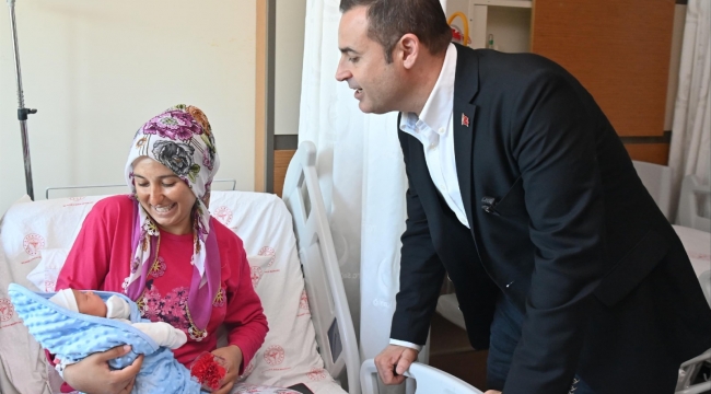 AKIN, ANNELİK HEYECANI YAŞAYAN KADINLARI KUTLADI