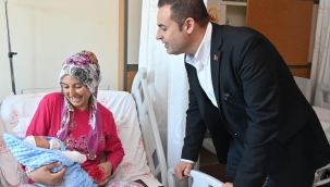 AKIN, ANNELİK HEYECANI YAŞAYAN KADINLARI KUTLADI