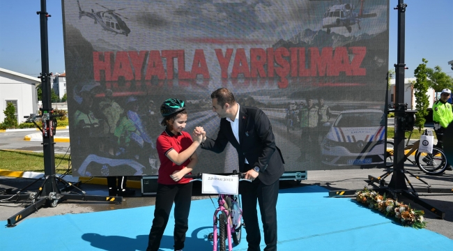 ÇOCUKLAR TRAFİKTE HEM EĞLENDİ HEM ÖĞRENDİ