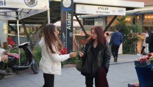 Kartal Belediyesi'nden Keman Eşliğinde Karanfil Dağıtımı