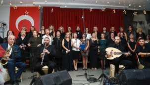 Burhaniye Belediyesi Kadın Korosu ilk sahnesini aldı