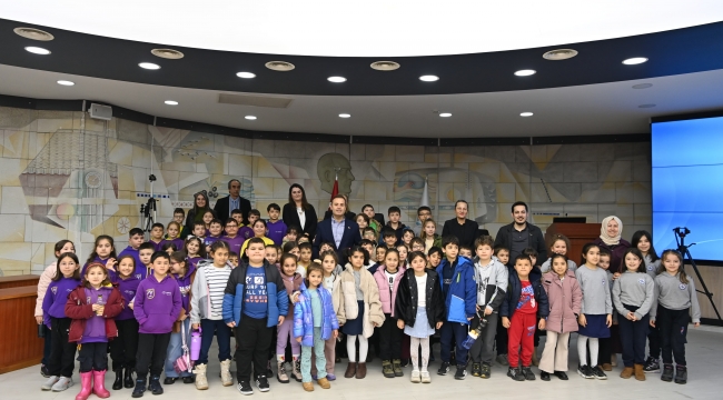 Akın, öğrencileri belediyede ağırladı