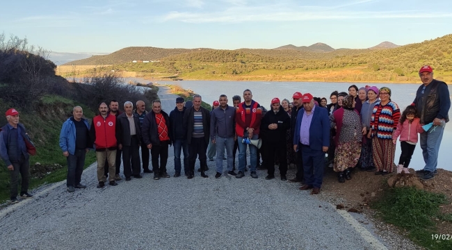 KÖYÜN YOLUNU KAPATTILAR