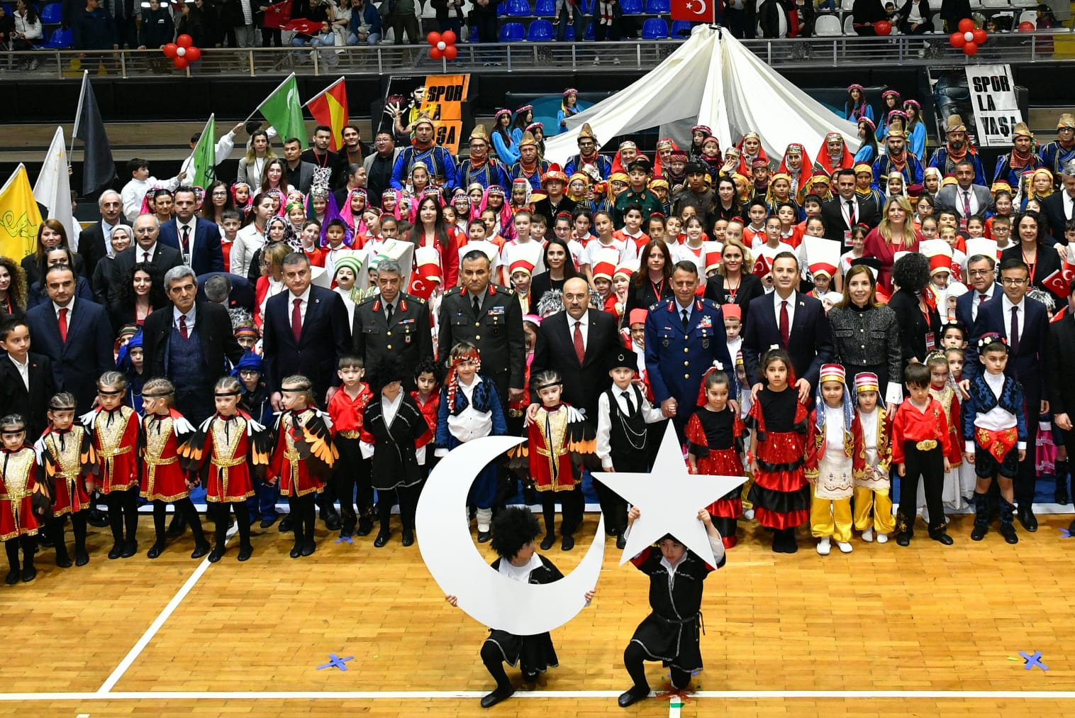 23 NISAN COŞKUYLA KUTLANDI