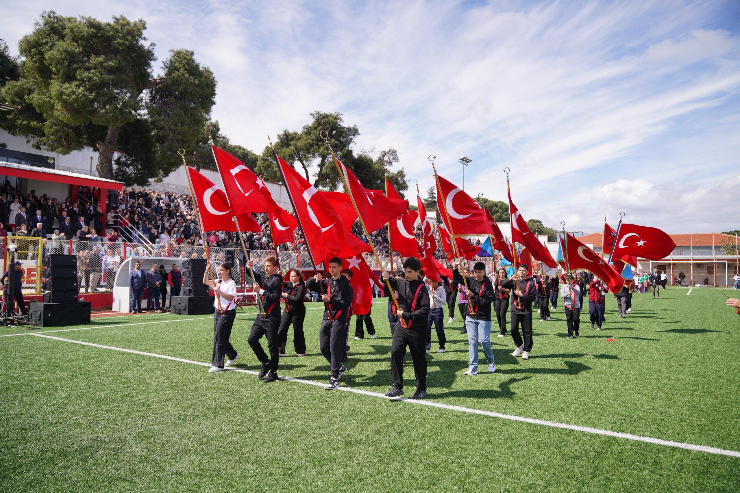 AYVALIK'TA 23 NISAN ULUSAL EGEMENLIK VE ÇOCUK BAYRAMI COŞKUYLA KUTLANDI