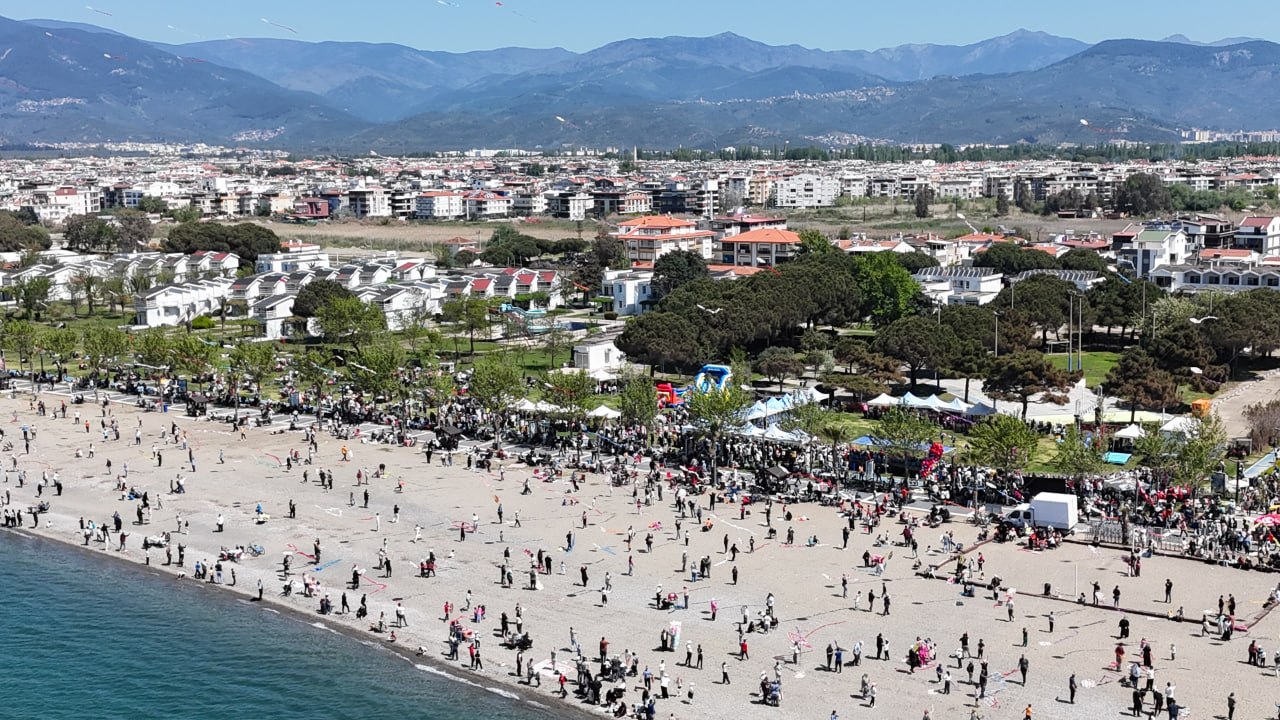 EDREMIT BELEDIYESI GELENEKSEL UÇURTMA ŞENLIĞI YAPILDI