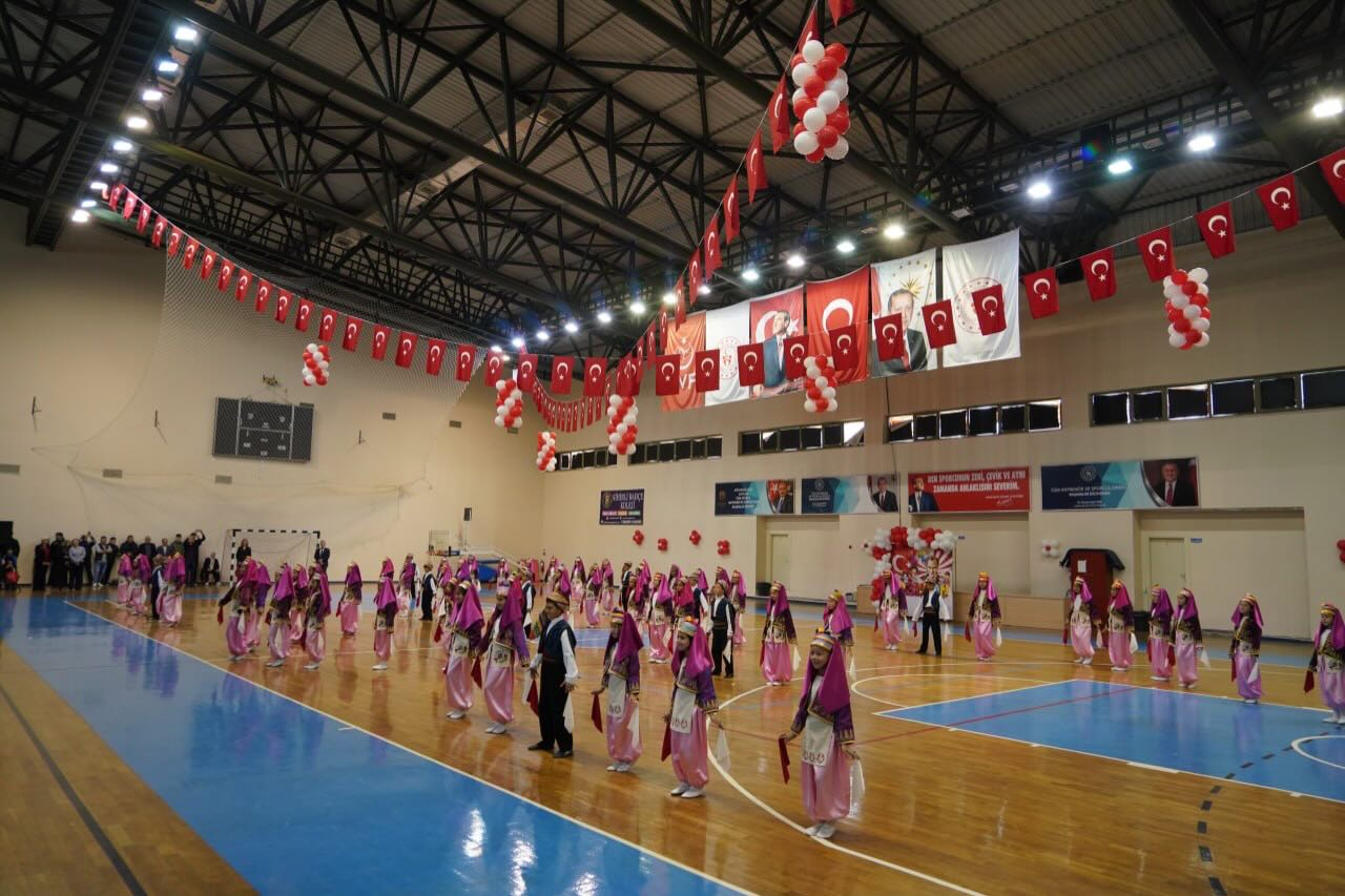 EDREMIT'TE 23 NISAN COŞKUSU SALONLARI SIĞMADI