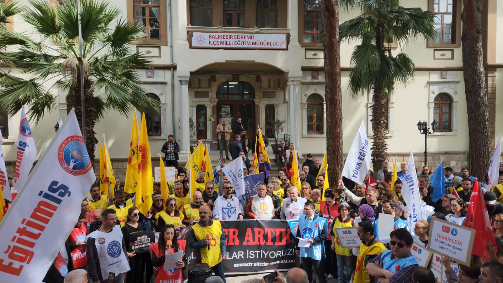 EDREMİTTE EĞİTİM SENDİKALARI EYLEM YAPTI…