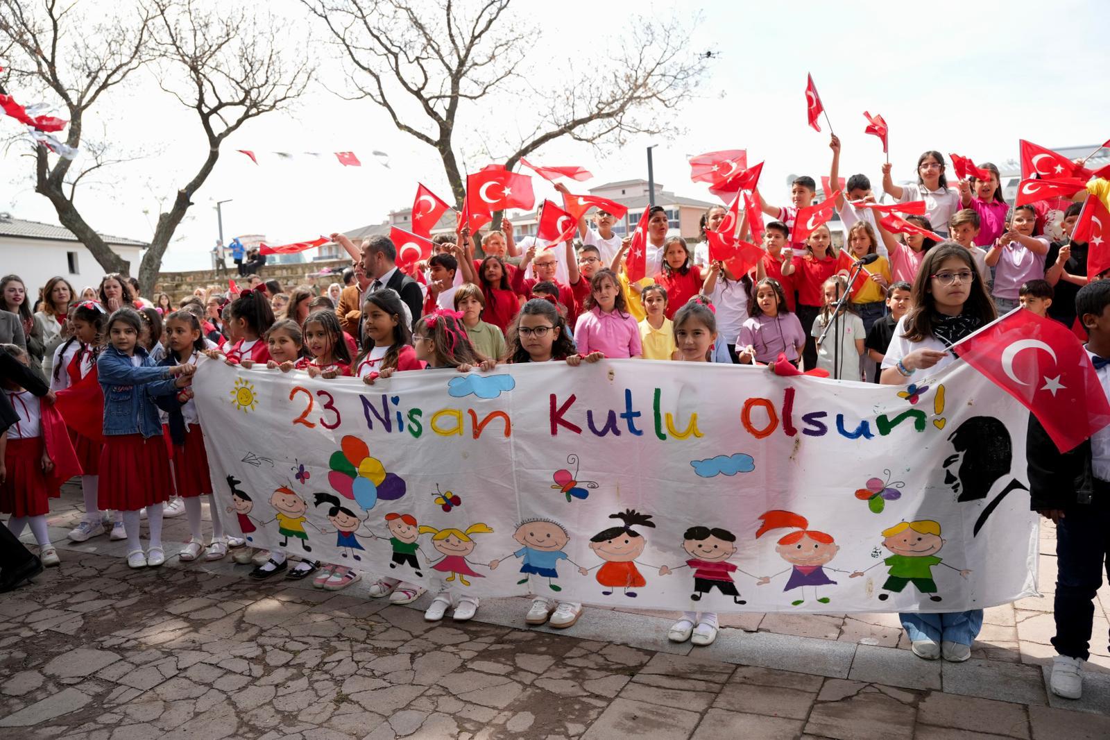 GÖMEÇ'TE 23 NISAN GURURU: ÇOCUKLARIN NEŞESI ILÇEYI SARDI