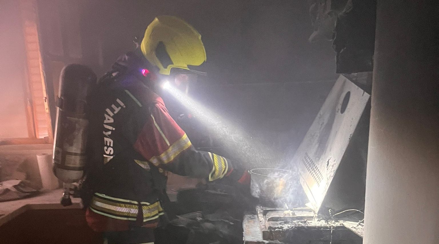 İTFAİYE EKİPLERİ ALEVLERE GEÇİT VERMEDİ