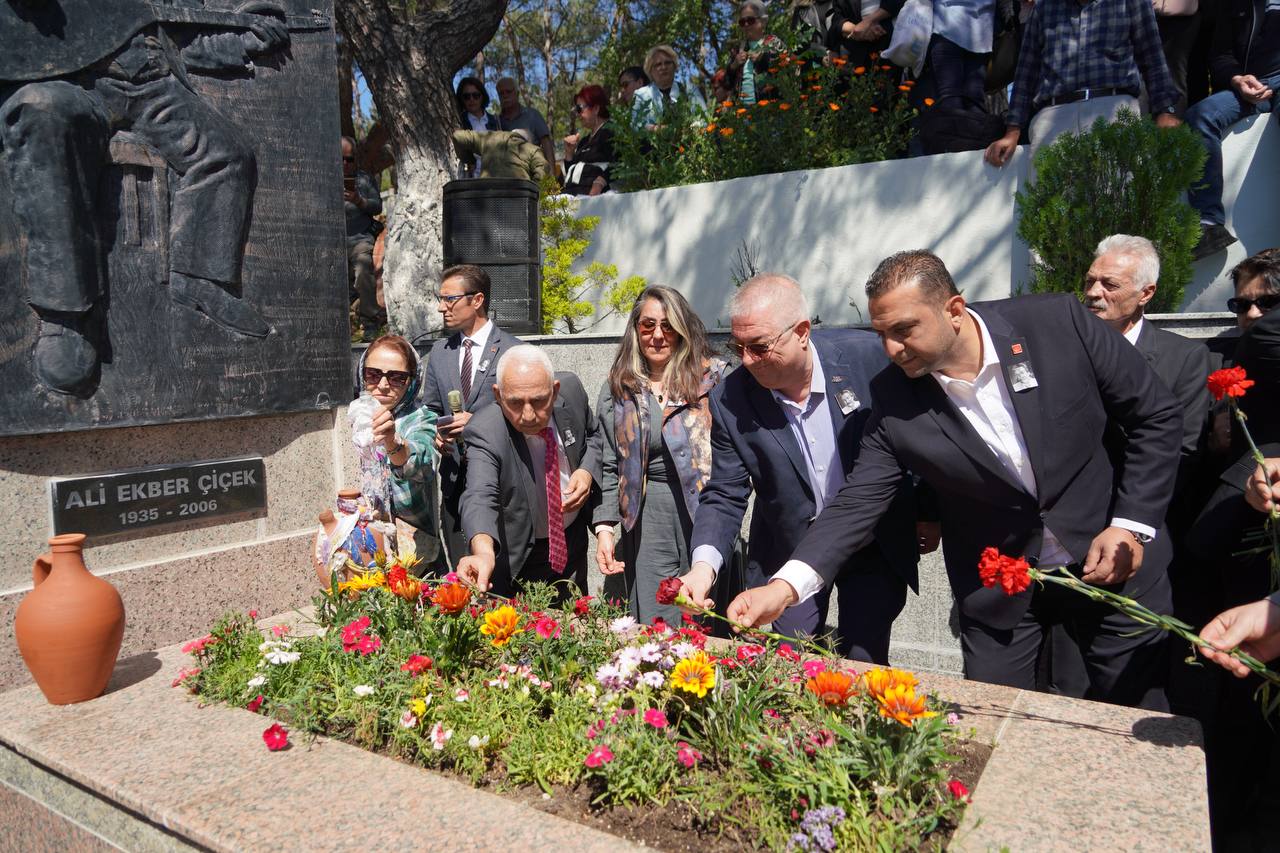 SANATÇI ALI EKBER ÇIÇEK EDREMIT'TE ANILDI