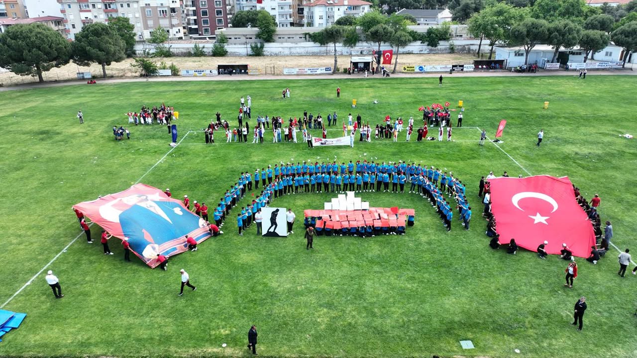 BURHANİYE'DE 107. YIL GURURU: 19 MAYIS COŞKUSU STADYUMA SIĞMADI
