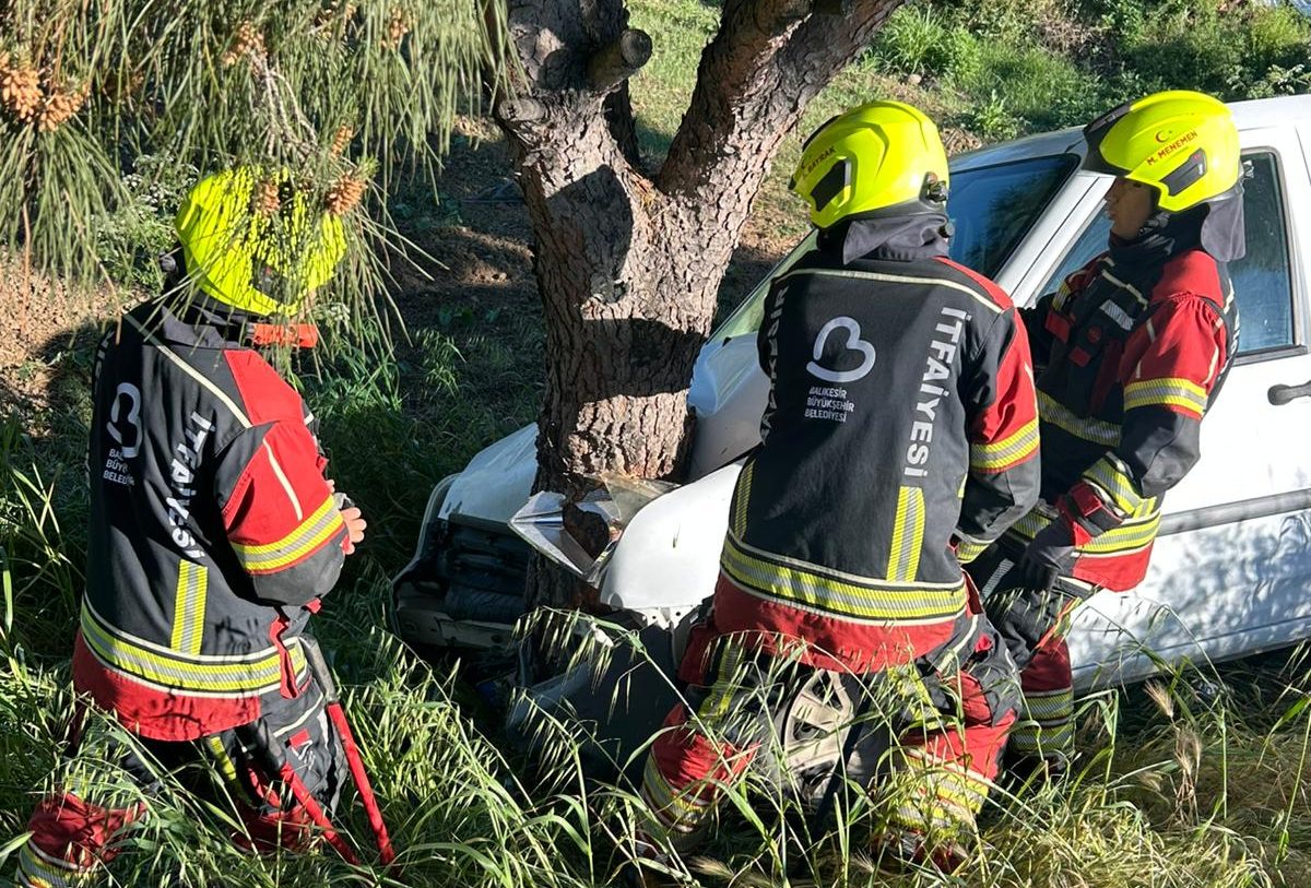 BURHANİYE'DE OTOMOBİL KÖPRÜ YANINDA SAVRULDU: