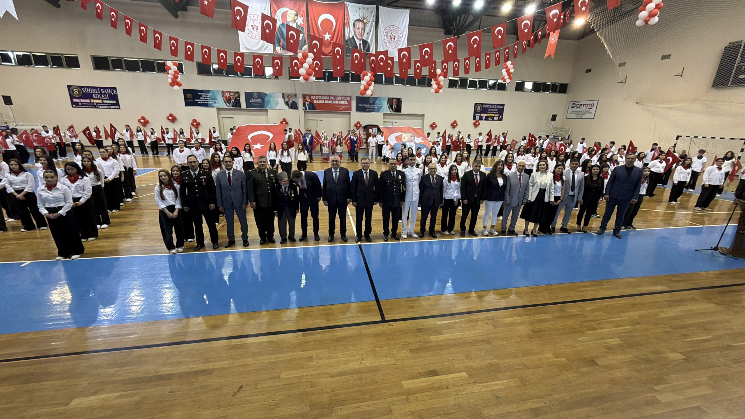 EDREMİT'TE MEYDANLAR KIRMIZI BEYAZA BÜRÜNDÜ