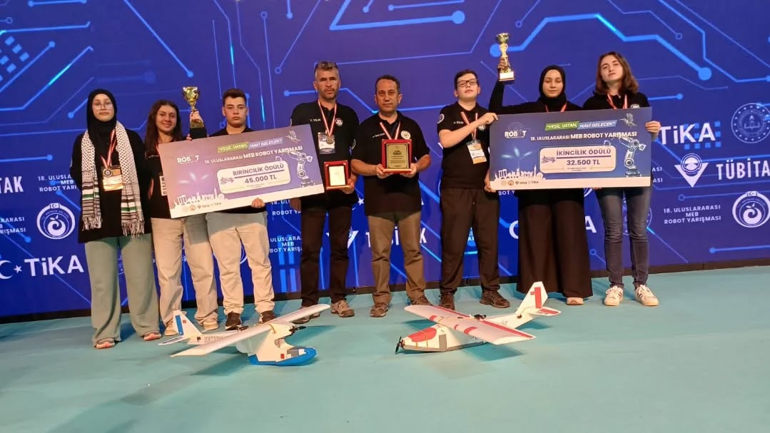 EDREMİTLİ GENÇLER ROBOTİKTE DÜNYA DEVLERİNİ GERİDE BIRAKTI