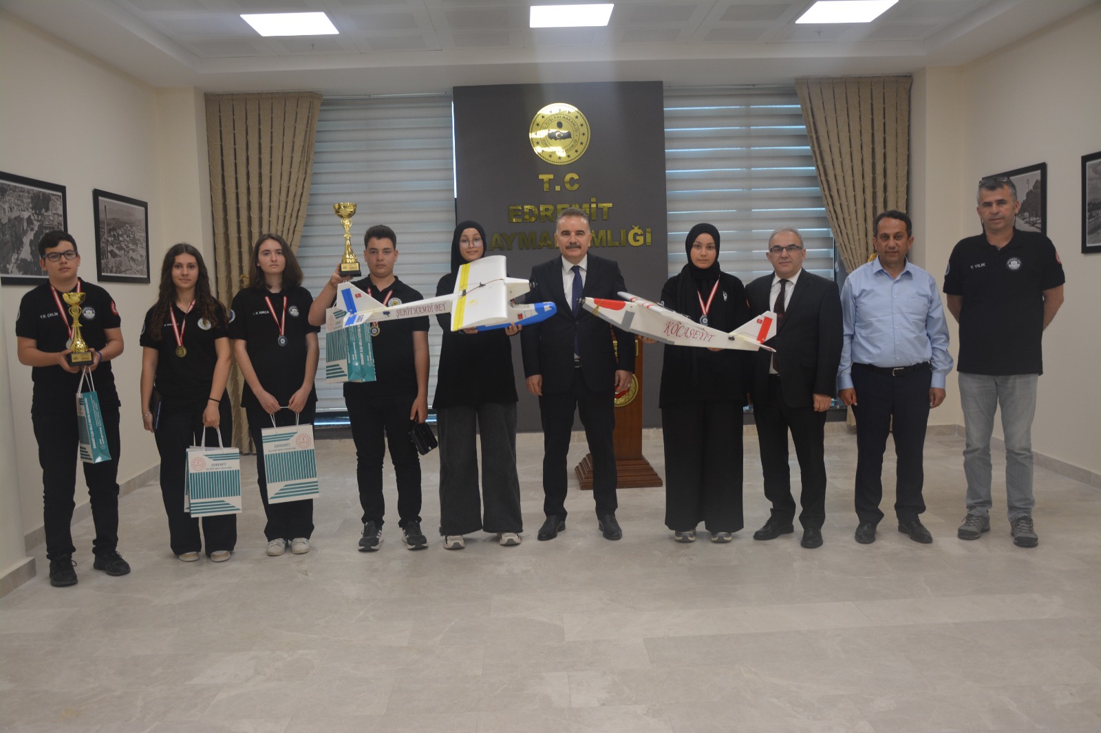 EDREMİTLİ MUCİTLER DÜNYA ZİRVESİNDE: ŞAMPİYON İHA TAKIMLARINDAN KAYMAKAM ODABAŞ'A ZİYARET