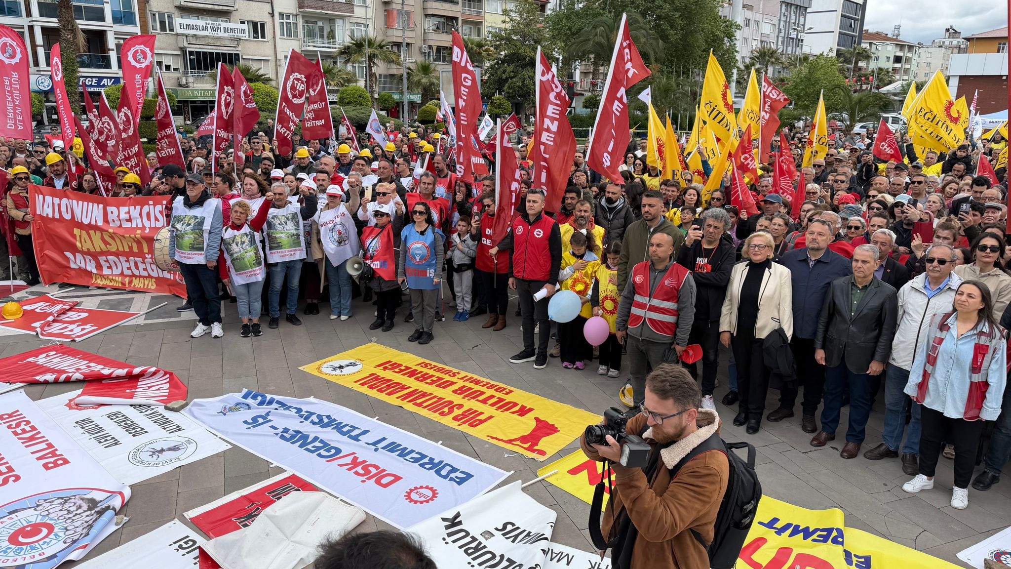 EMEKÇİLER MEYDANDA BULUŞTU