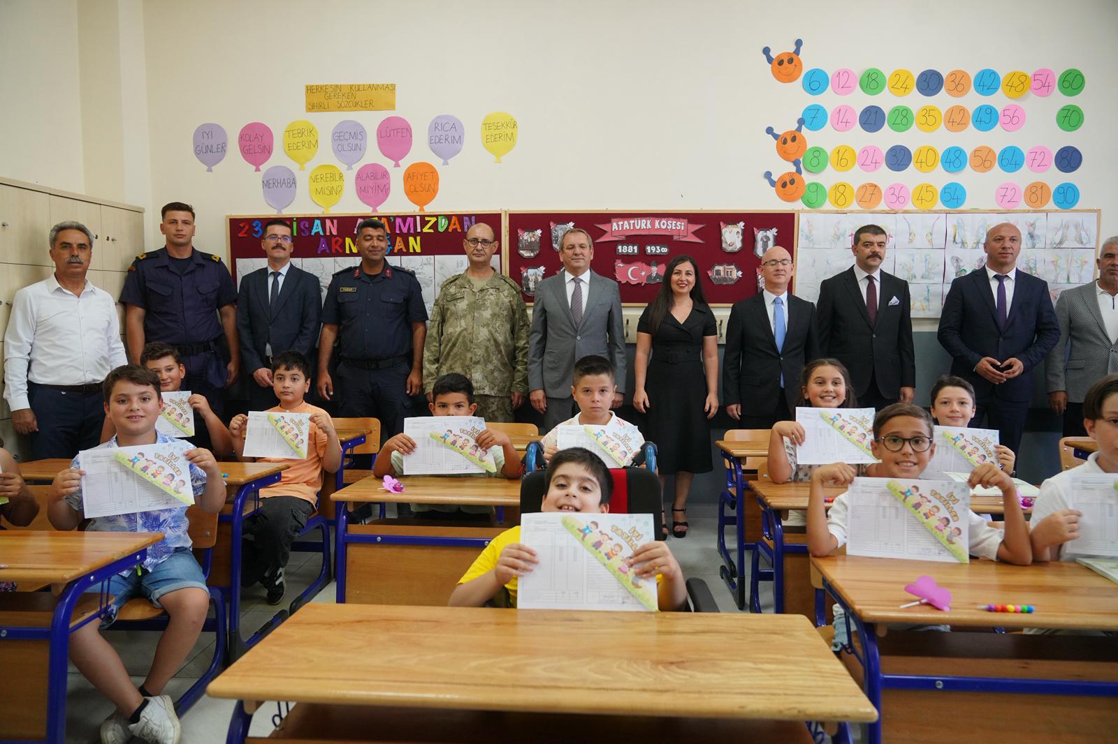 BAŞKAN MESUT ERGİN ÖĞRENCİLERİN KARNE SEVİNCİNE ORTAK OLDU