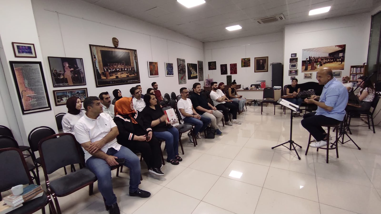 EDEBİYAT AKADEMİSİ'NDE SANAT VE MÜZİK İÇ İÇE
