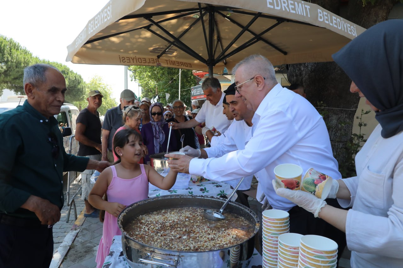 EDREMİT BELEDİYESİ'NDEN AŞURE HAYRI