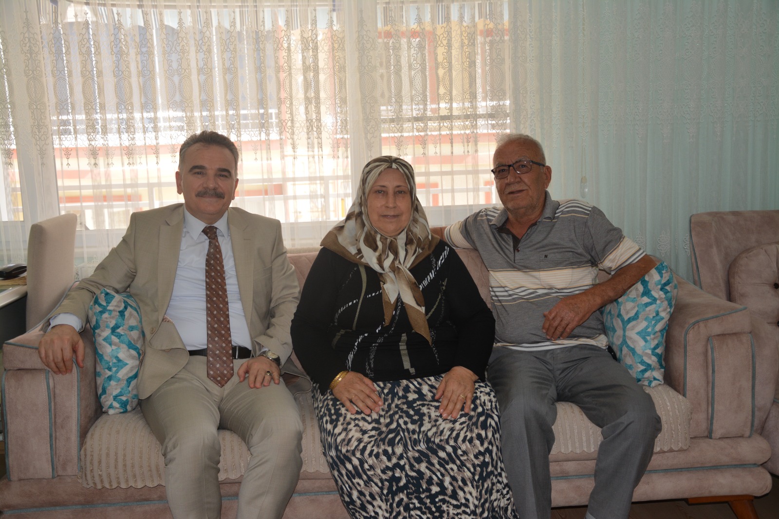 EDREMİT KAYMAKAMI AHMET ODABAŞ'TAN BABALAR GÜNÜ'NDE ŞEHİT AİLELERİNE ANLAMLI ZİYARET