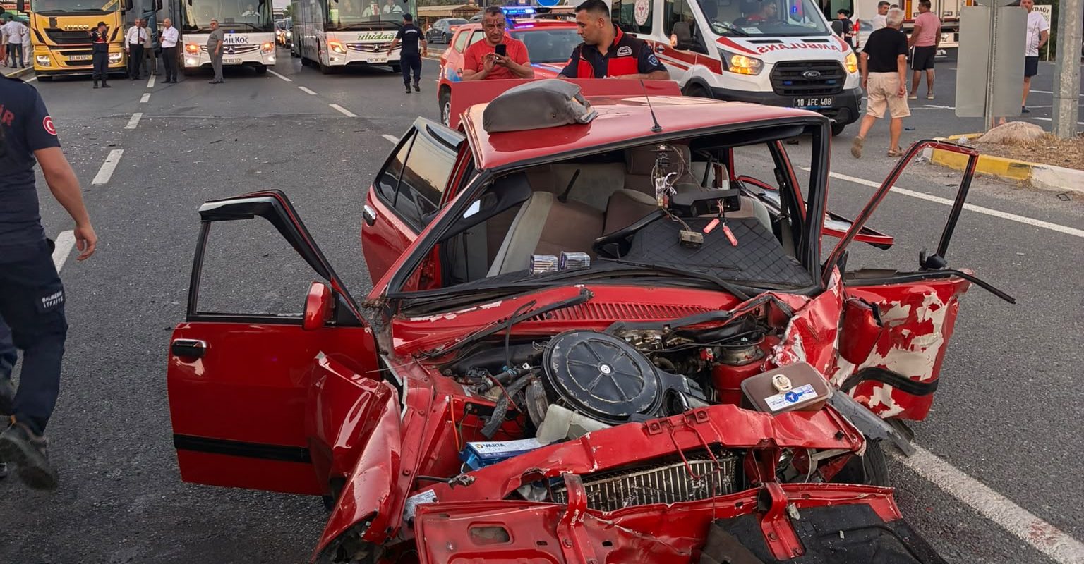 EDREMİT'TE İKİ OTOMOBİL ÇARPIŞTI: 2 ÖLÜ, 3 AĞIR YARALI