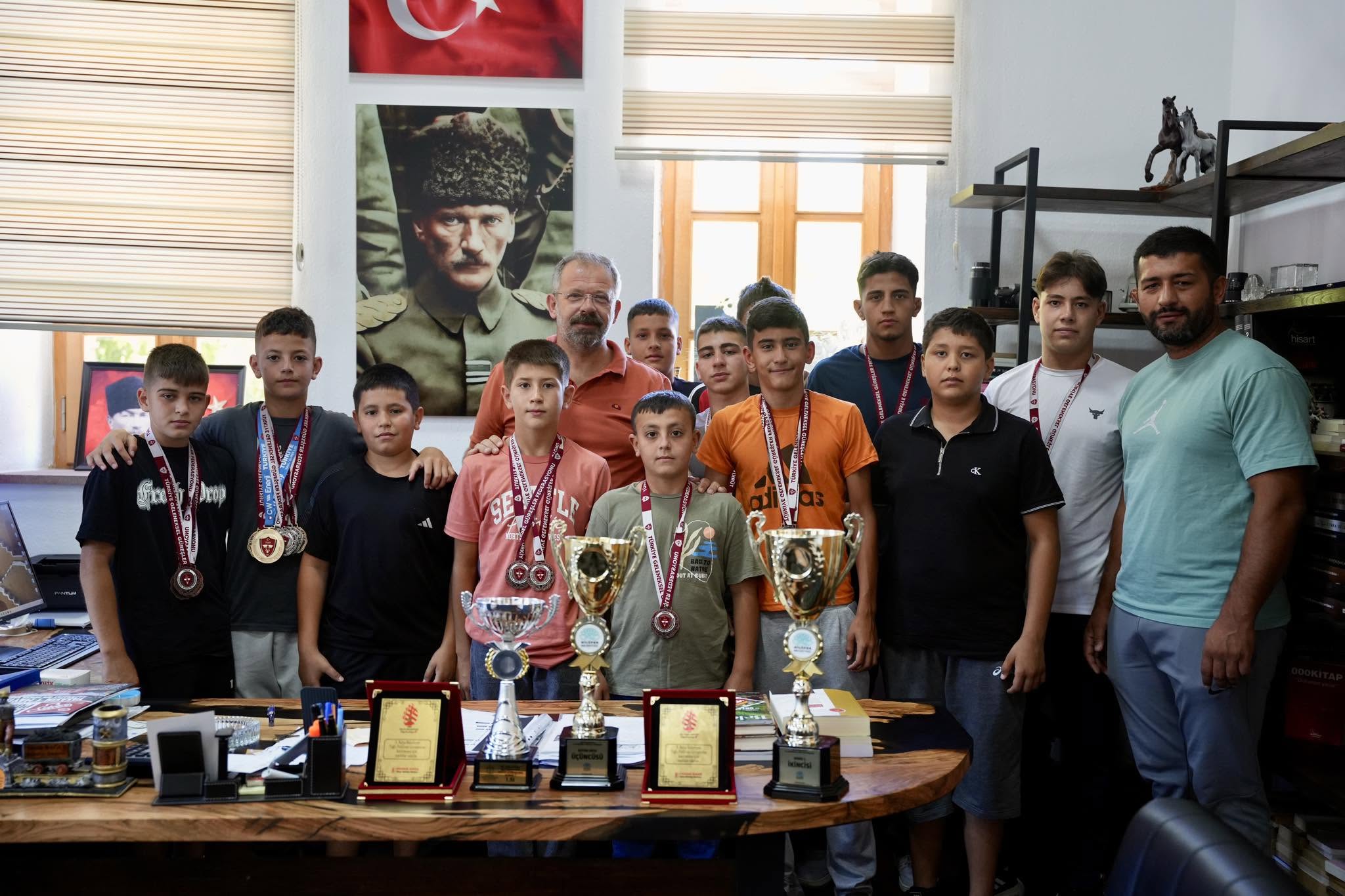 GÖMEÇ BELEDİYE SPOR GÜREŞ TAKIMI KUPALARIYLA DÖNDÜ