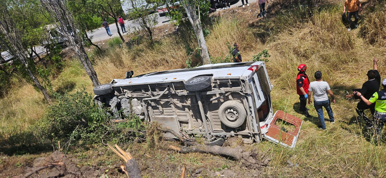 YOLCU MİNİBÜSÜ İLE OTOMOBİL ÇARPIŞTI: 13 YARALI