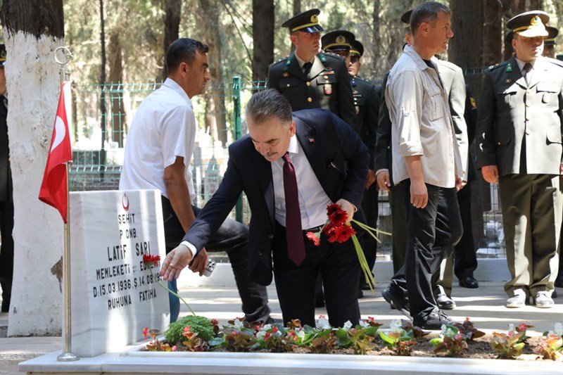 EDREMİT'TE 15 TEMMUZ DEMOKRASİ VE MİLLİ BİRLİK GÜNÜ'NDE ŞEHİTLERİMİZ DUALARLA ANILDI
