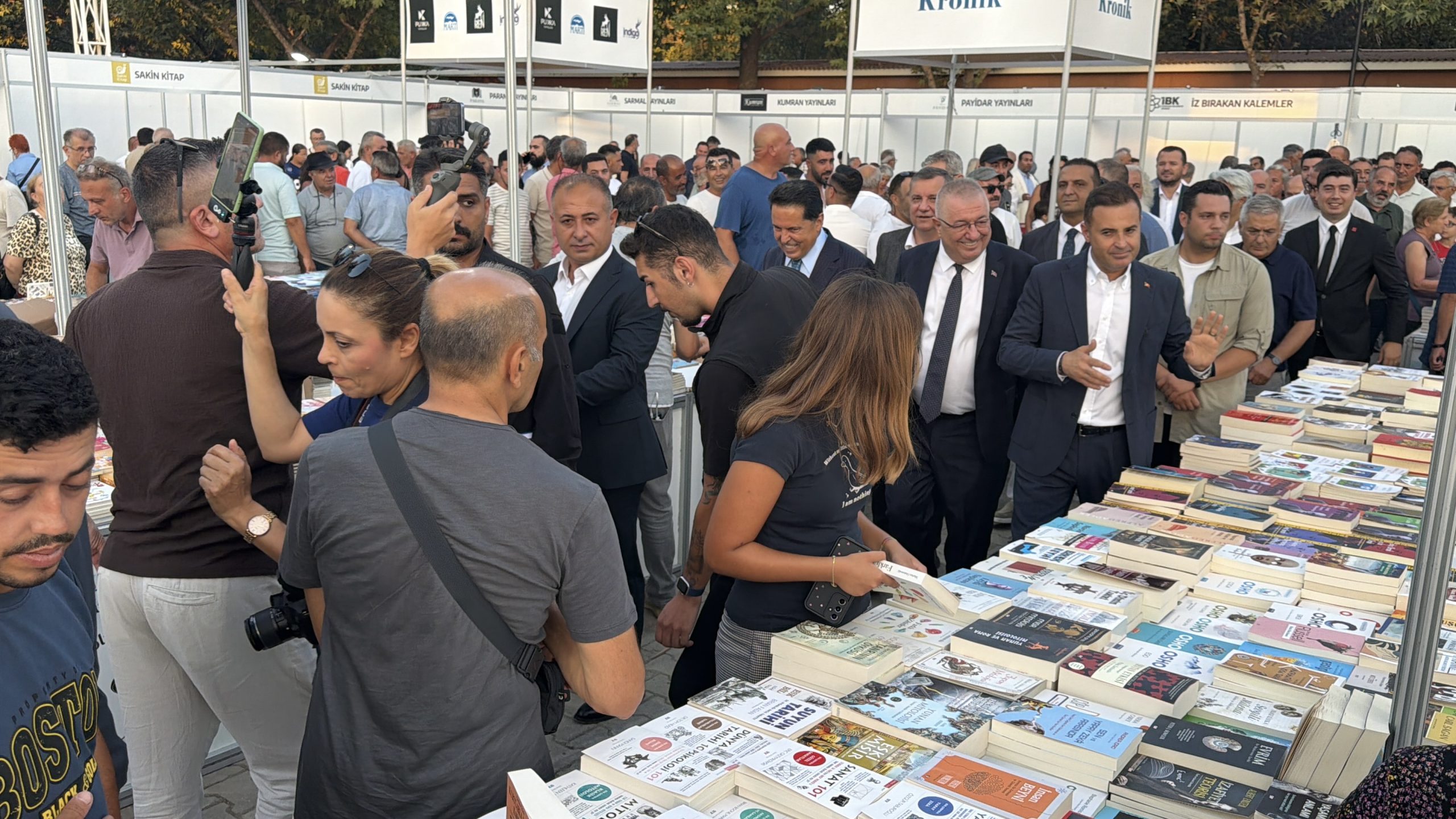 8. EDREMİT KİTAP FUARI KİTAPSEVERLERE KAPILARINI AÇTI