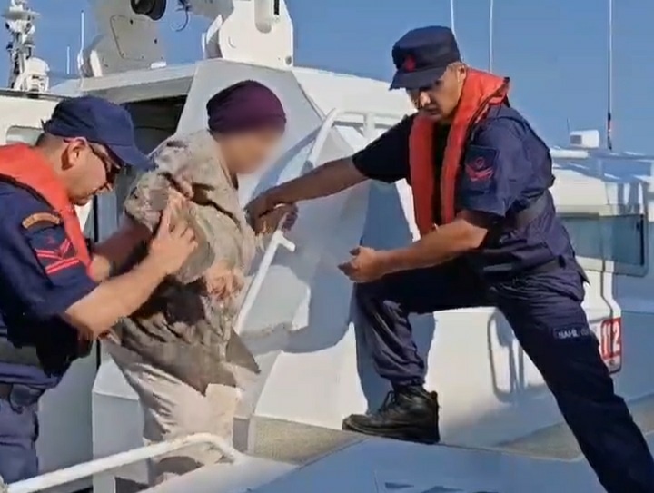 AYVALIK AÇIKLARINDA RAHATSIZLANAN YOLCU TAHLİYE EDİLDİ