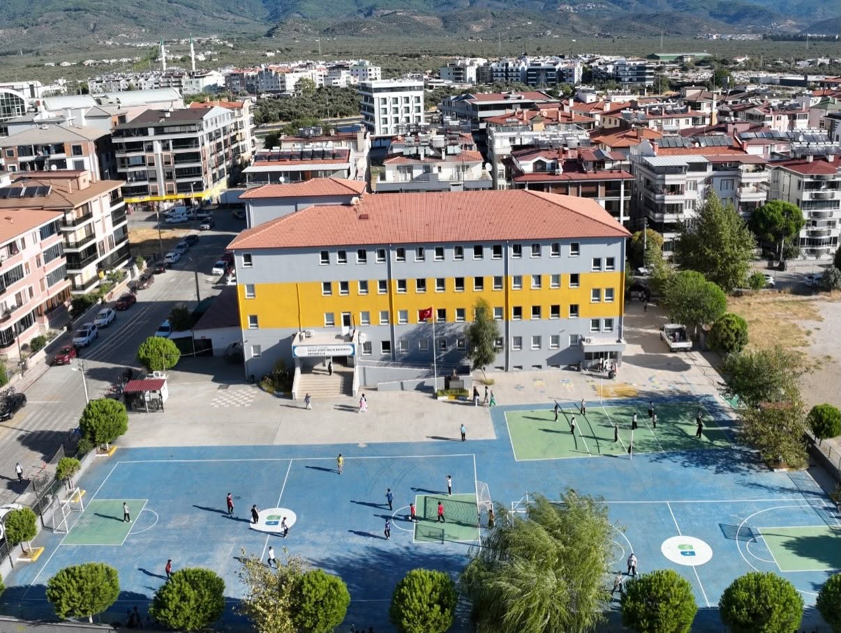 BÜYÜKŞEHİR EKİPLERİNDEN AKÇAY ŞEHİT HALİL KANTARCI ORTAOKULU'NA YENİ GÖRÜNÜM