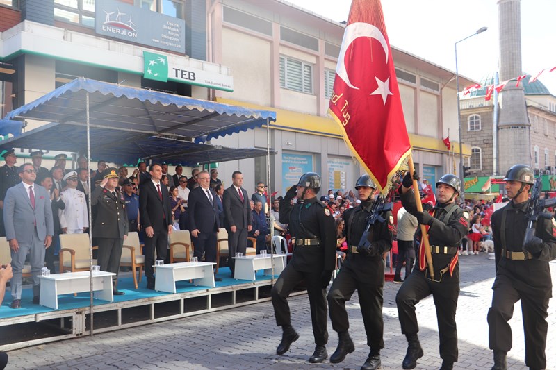 EDREMİT'İN KURTULUŞUNUN 104. YIL DÖNÜMÜ COŞKUYLA KUTLANDI