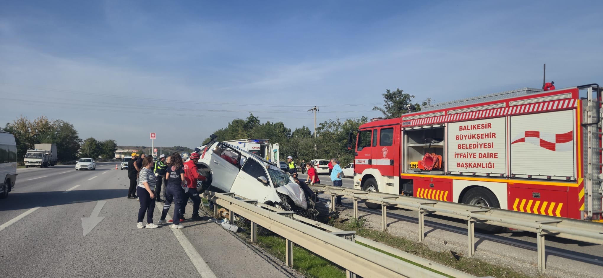ARAÇTA SIKIŞAN YOLCUYU İTFAİYE KURTARDI