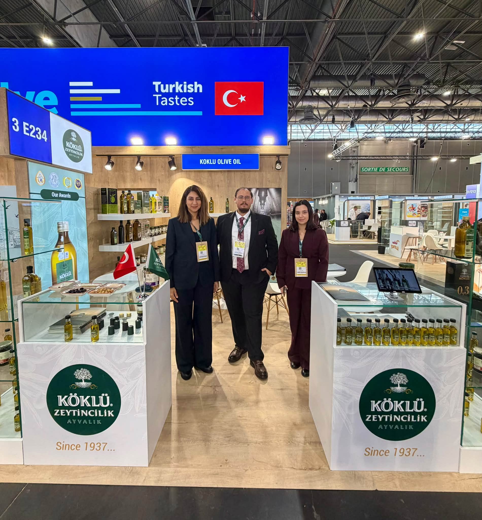AYVALIKLI ZEYTİNYAĞI ÜRETİCİSİ SIAL PARİS'TE TÜRK ZEYTİNYAĞINI TANITTI